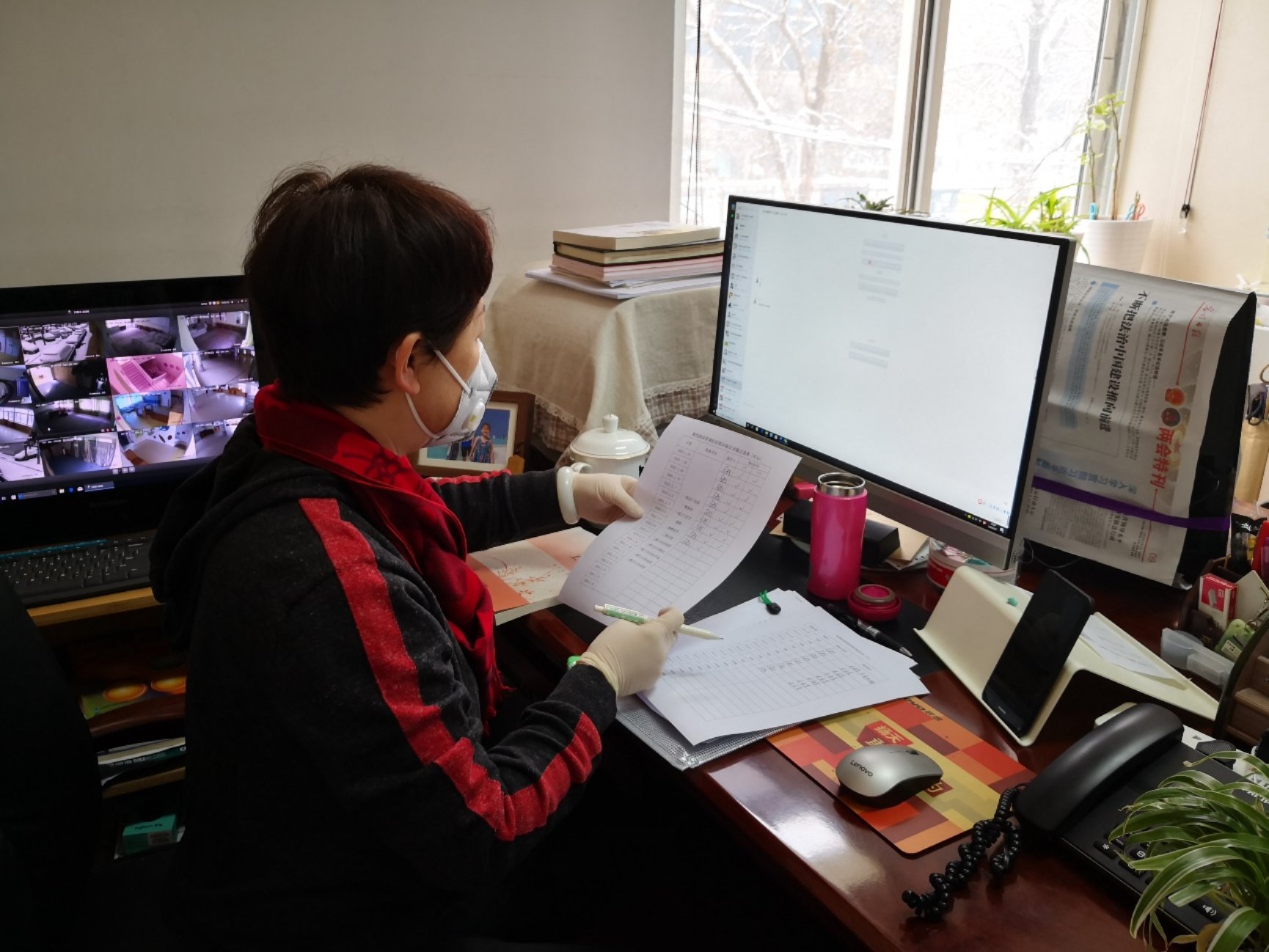 图片包含 室内, 人员, 工作, 餐桌&#xA;&#xA;描述已自动生成
