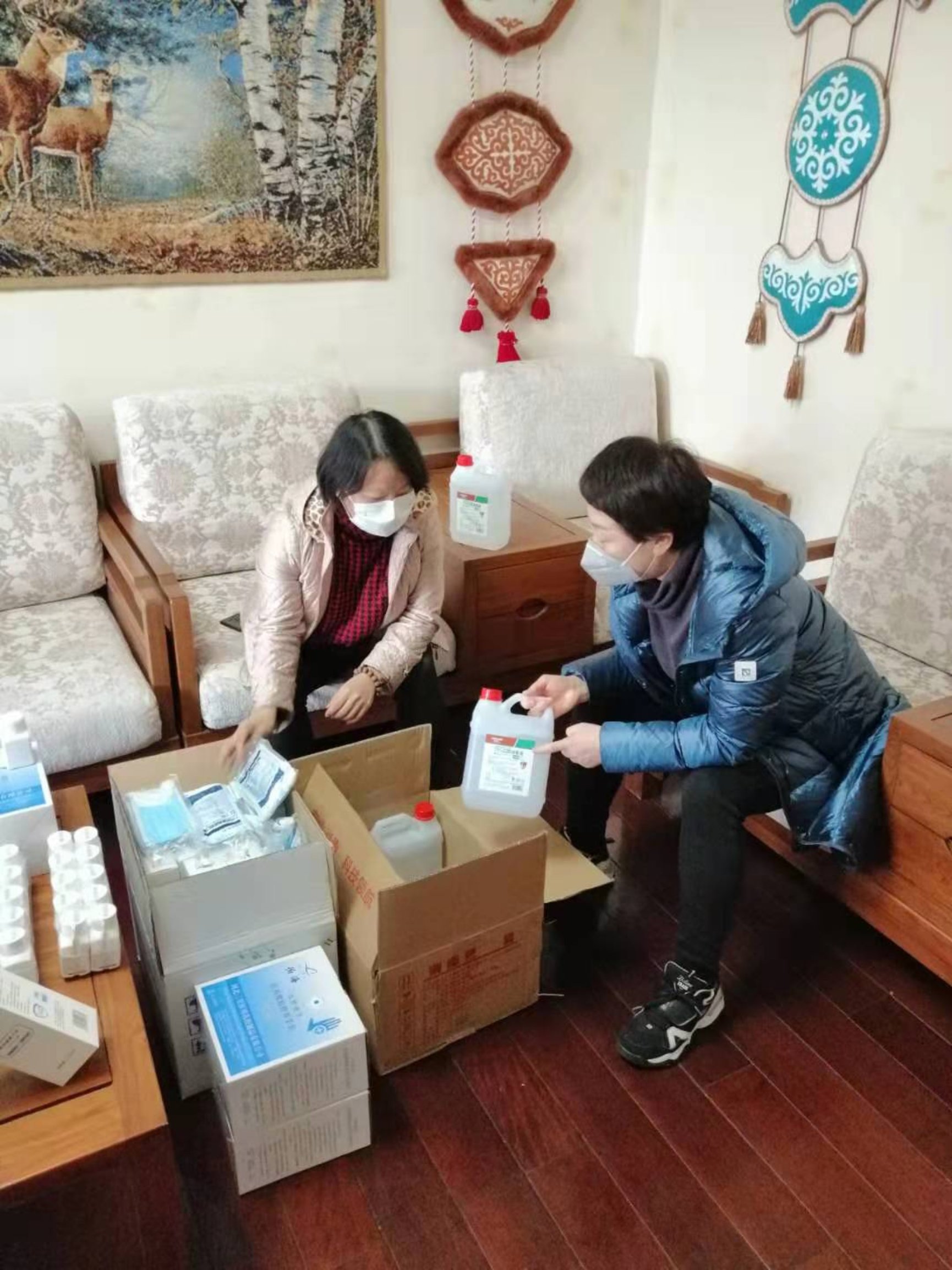 图片包含 地板, 人员, 室内, 餐桌&#xA;&#xA;描述已自动生成