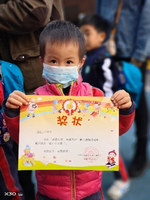 D:\百年有园教育发展基金\202010校友会捐赠 驻村第一书记\捐赠过程照片\龙樾捐赠照片\龙樾捐赠照片\微信图片_202011091714111.jpg