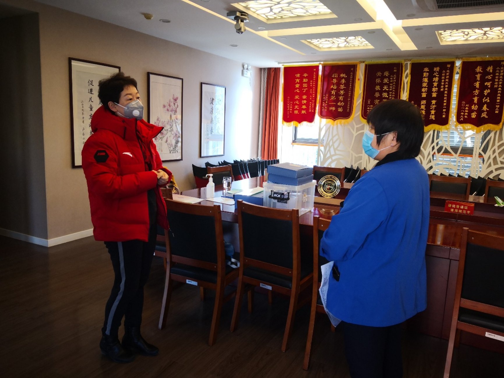 图片包含 地板, 室内, 人员, 墙壁&#xA;&#xA;描述已自动生成