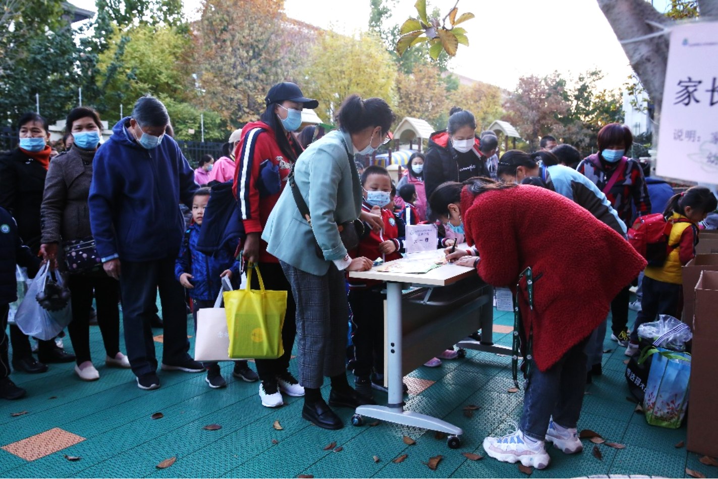 D:\百年有园教育发展基金\202010校友会捐赠 驻村第一书记\捐赠过程照片\龙樾捐赠照片\龙樾捐赠照片\微信图片_20201028160114.jpg