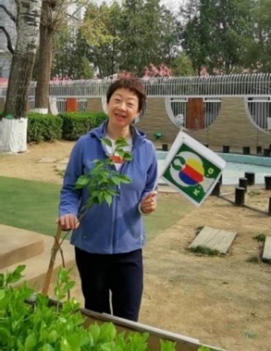 图片包含 户外, 草, 站, 男人&#xA;&#xA;描述已自动生成